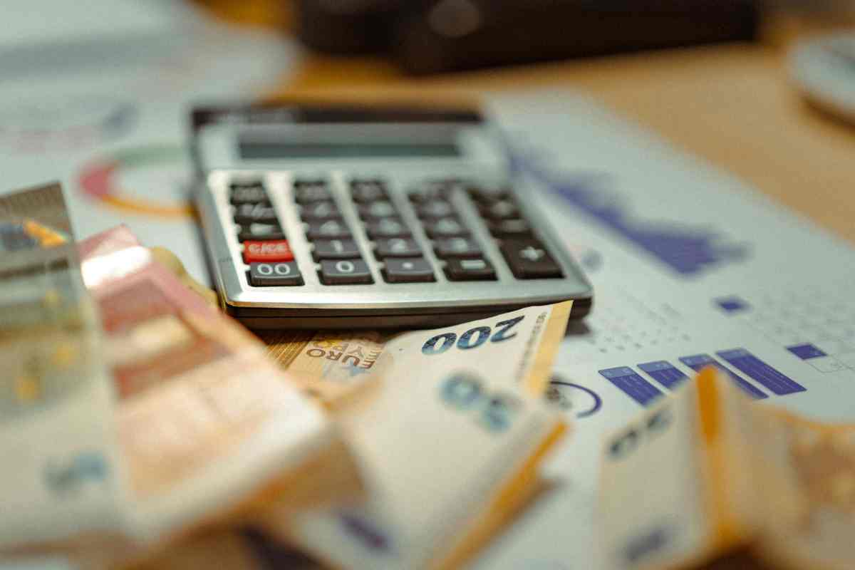 calcolatrice e alcune centinaia di euro