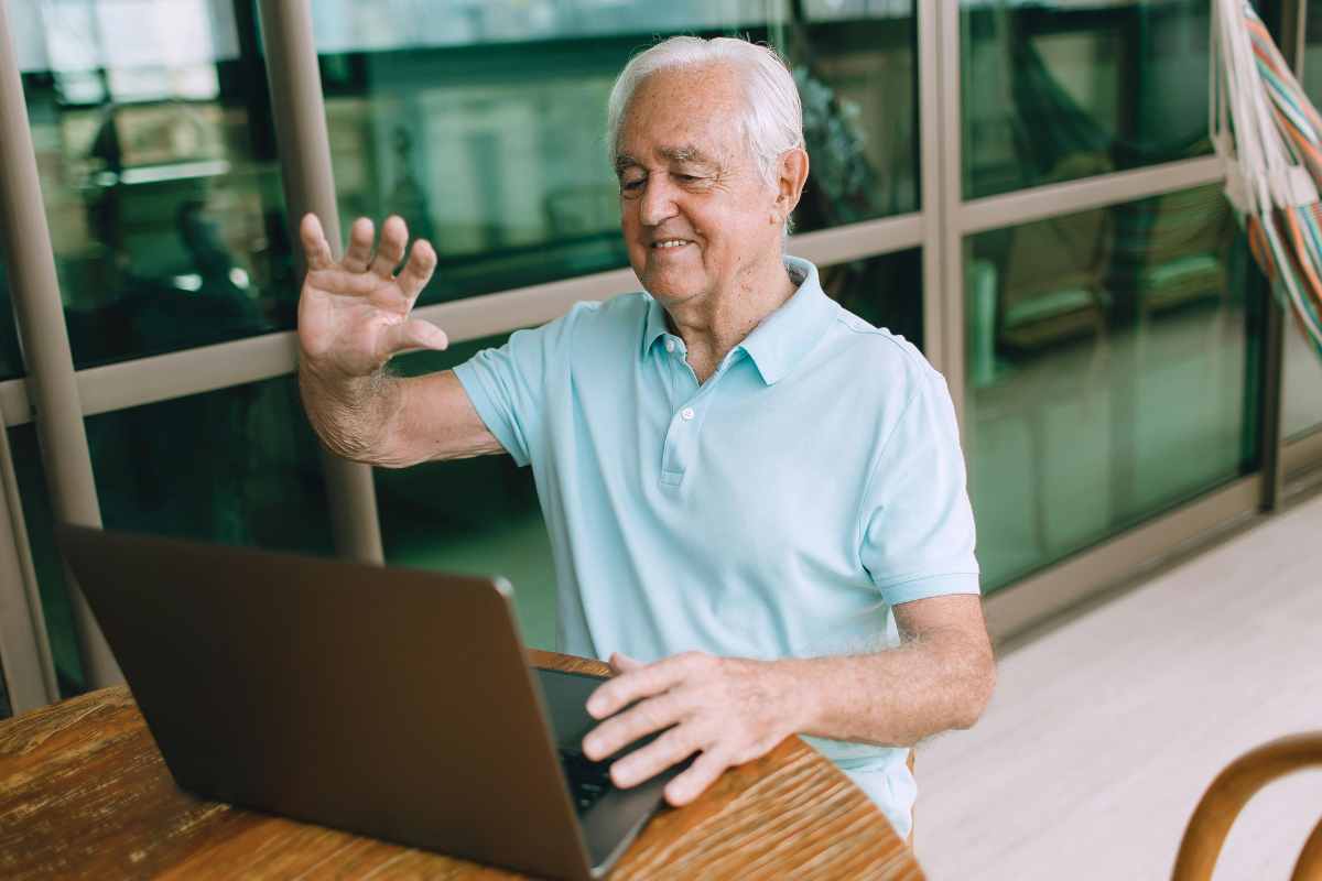 pensionato guarda lo schermo di un pc