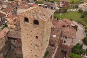 vista dall'alto di varzi in una trasmissione tv