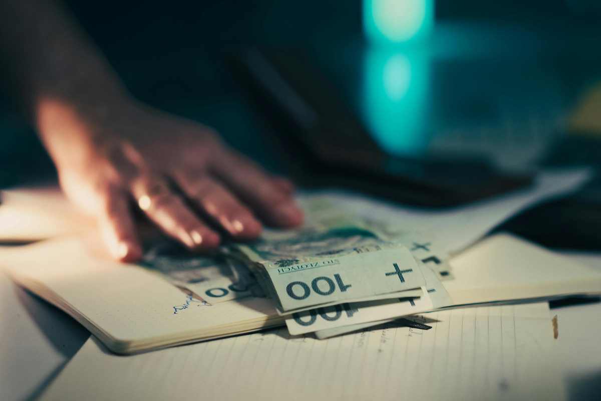 una mano allontana dei soldi