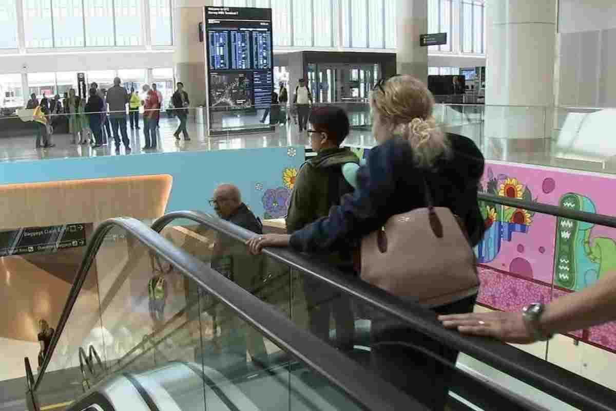 gente all'aeroporto di san francisco