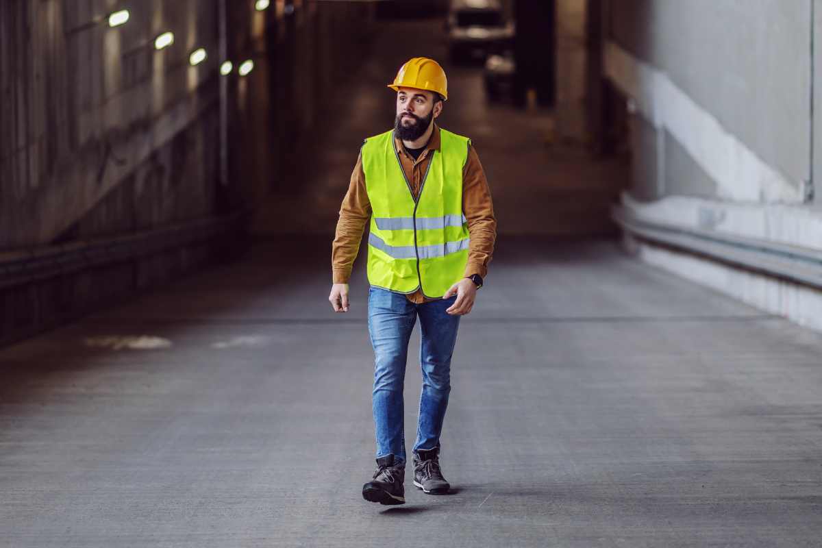 operaio che cammina