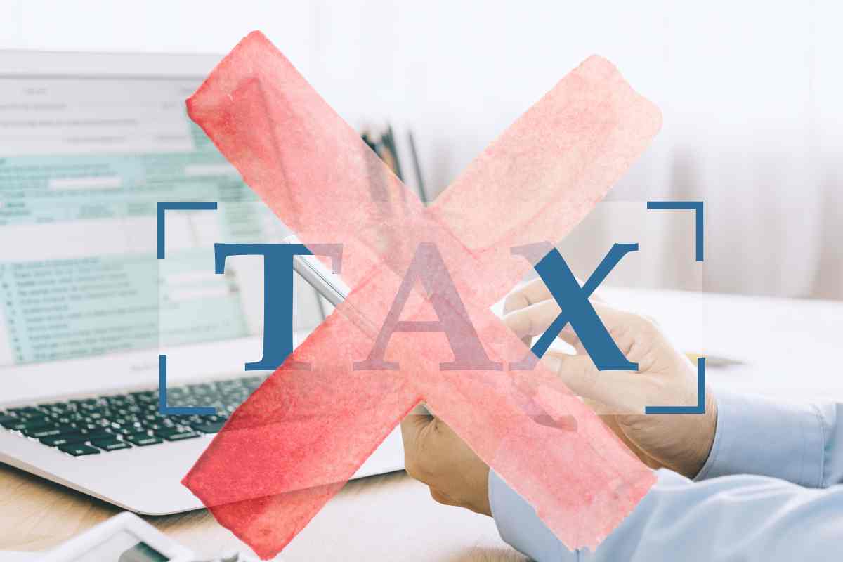 una grossa x rossa sulla scritta tax