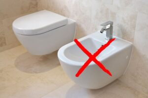 bagno con water e bidet con x in evidenza sopra al bidet
