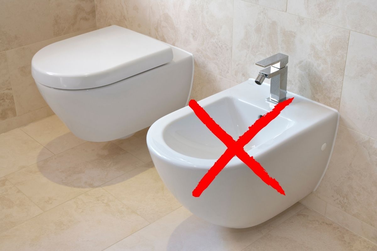 bagno con water e bidet con x in evidenza sopra al bidet