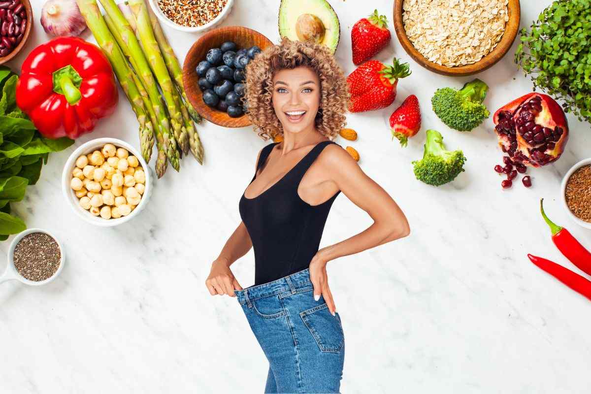 alimenti sana e donna che mostra perdita peso