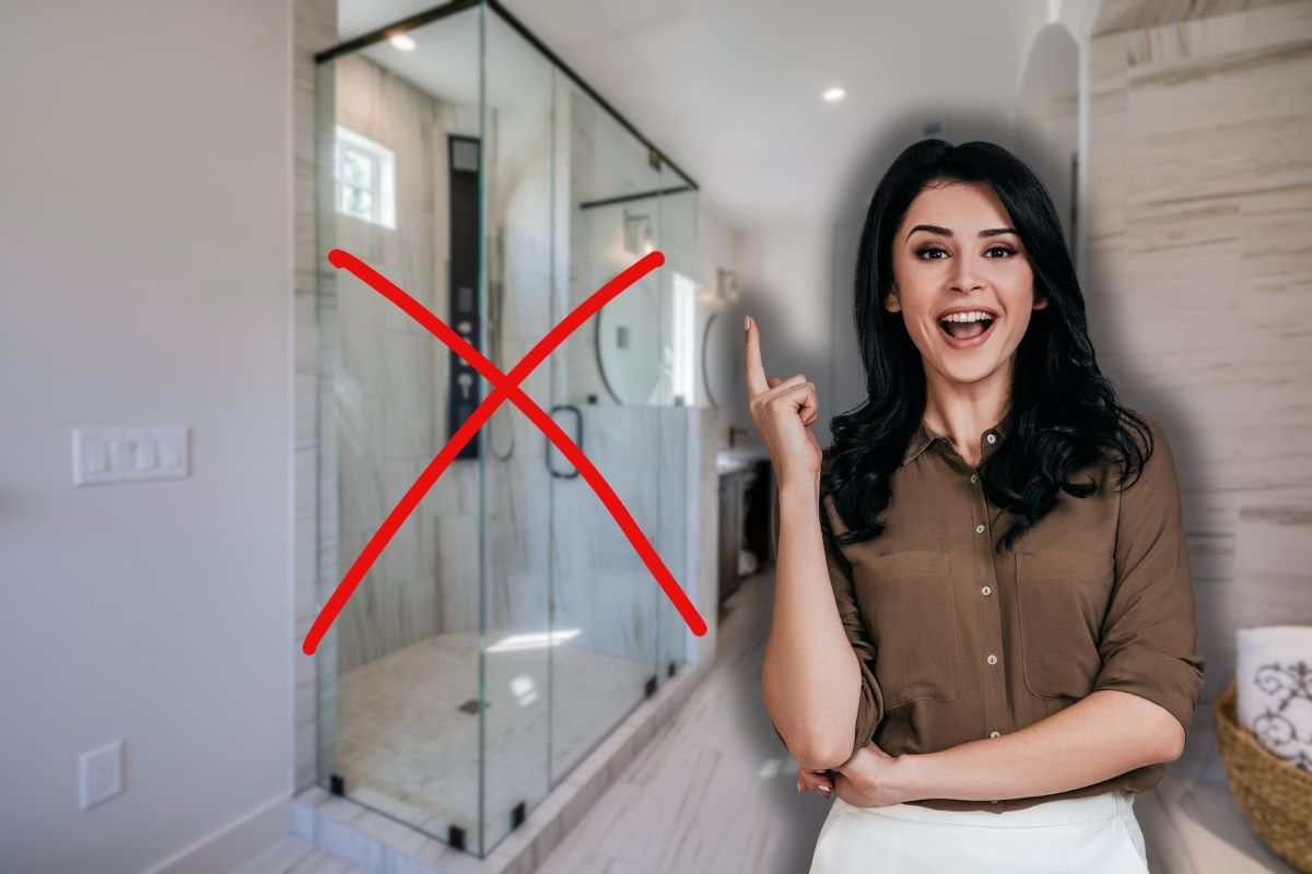 box doccia in bagno ed x rossa, donna che ha un'idea