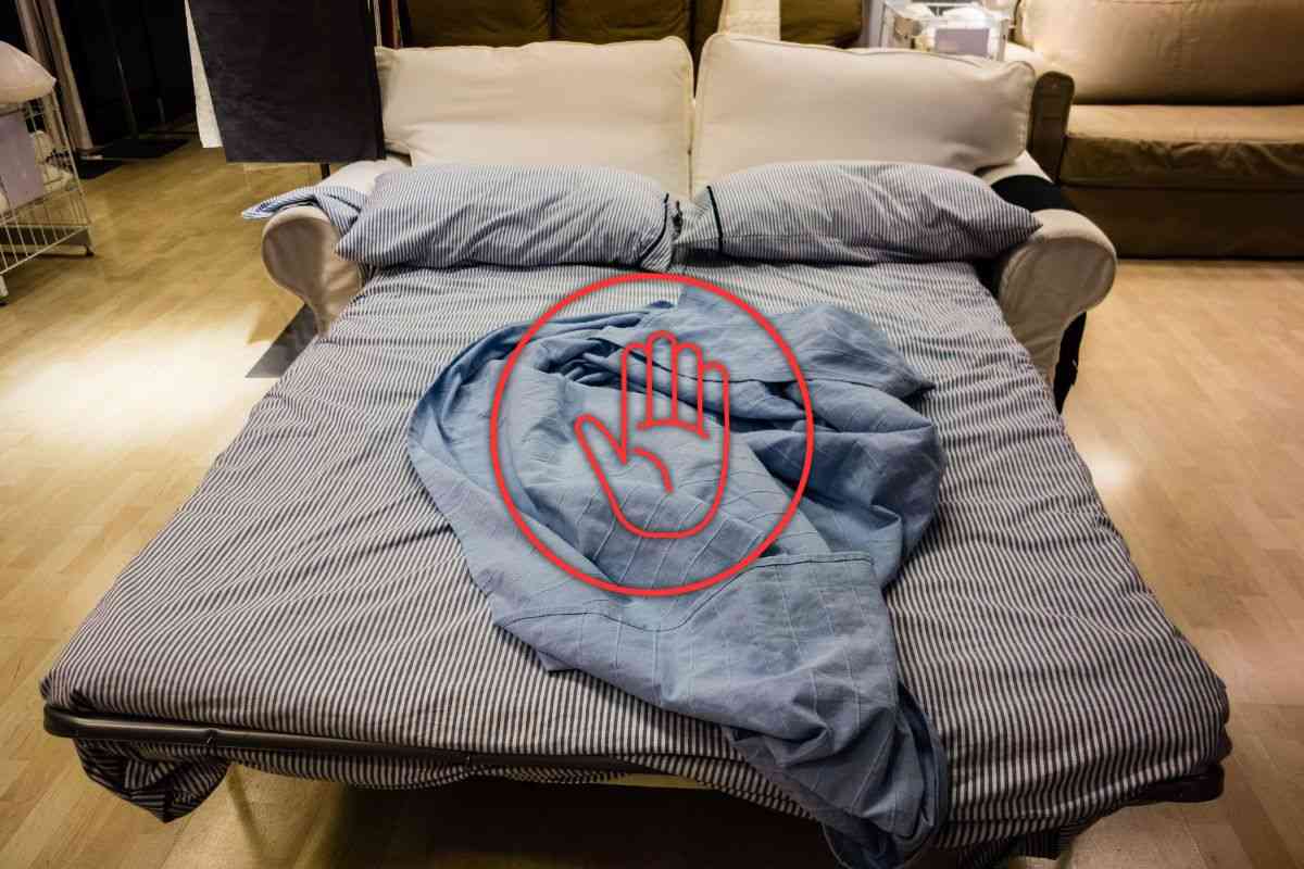 divano letto e mano che sta ad indicare stop