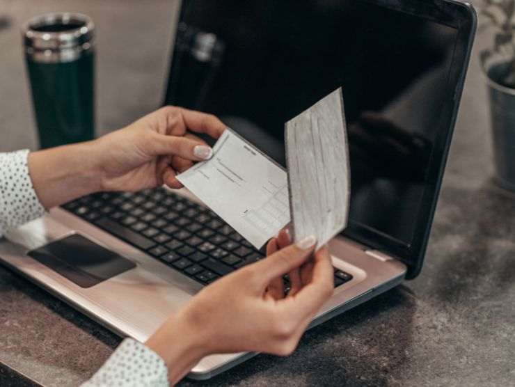 persona con documenti in mano