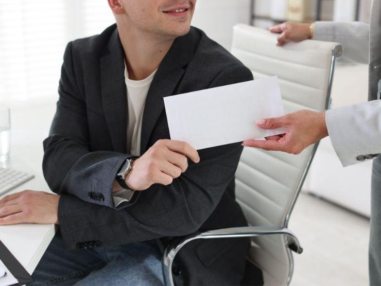 due persone che si passano una busta