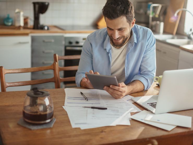 uomo sorridente che controlla smartphone 