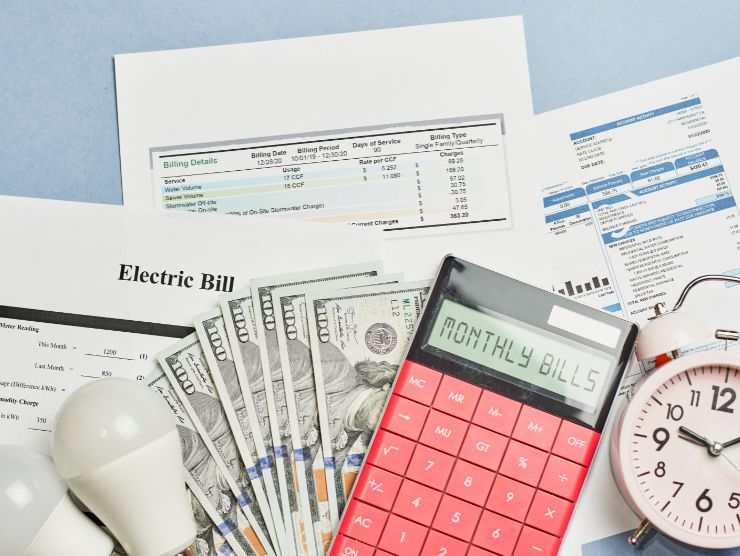 bollette, soldi, calcolatrice 