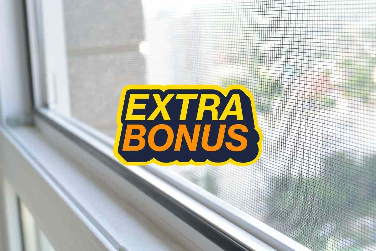 finestra con zanzariera e scritta extra bonus