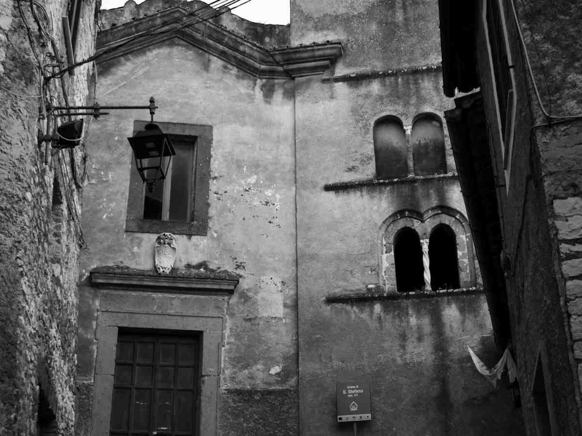 foto di artena, borgo laziale in bianco e nero