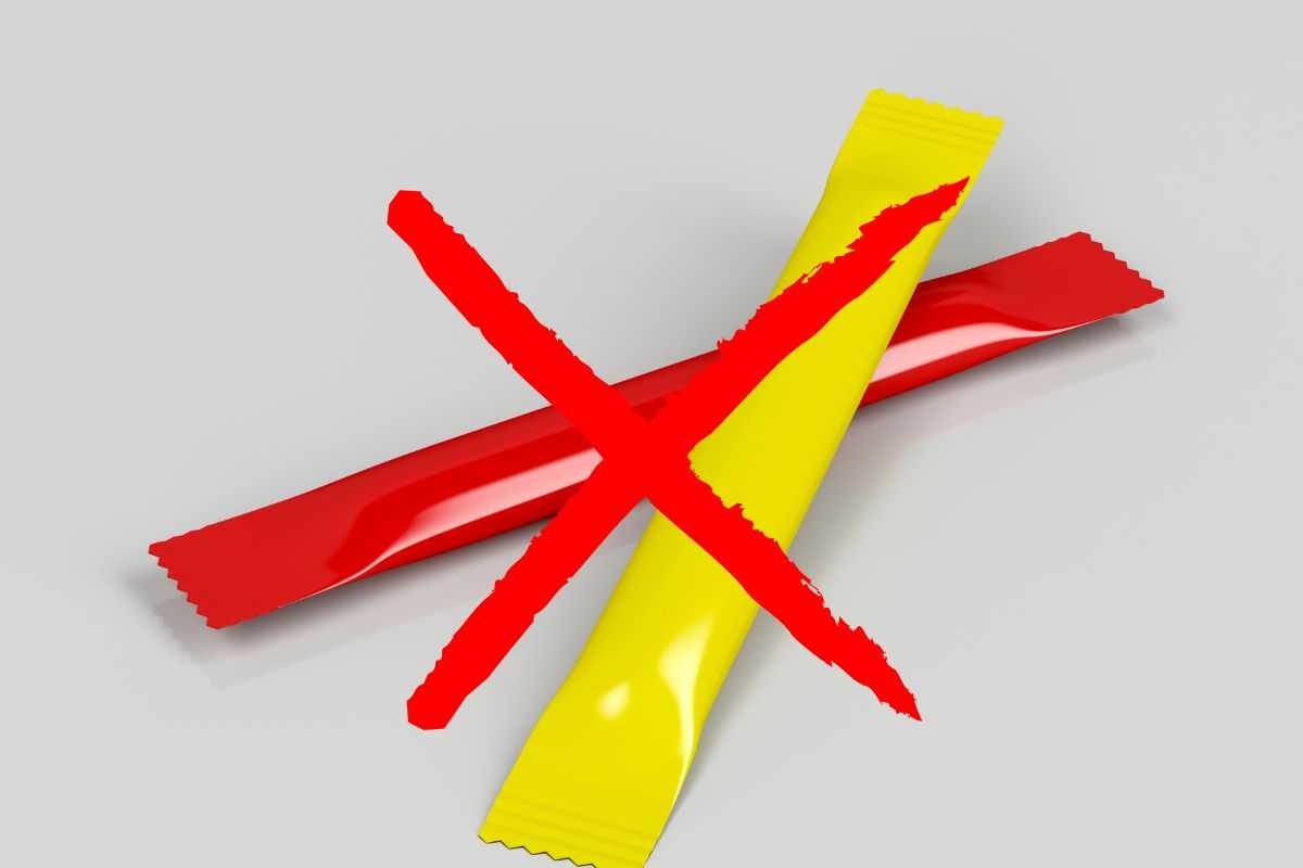 bustine di ketchup e maionese con x in primo piano