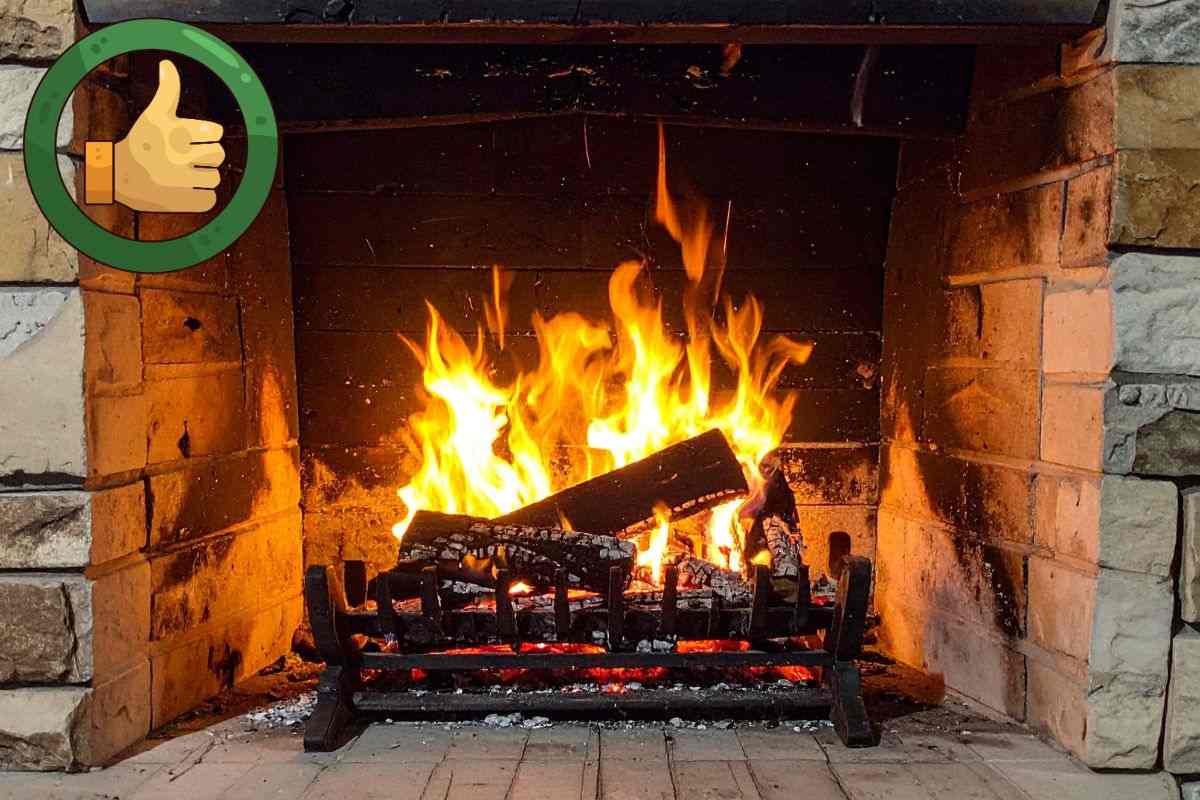 caminetto e pollice in su