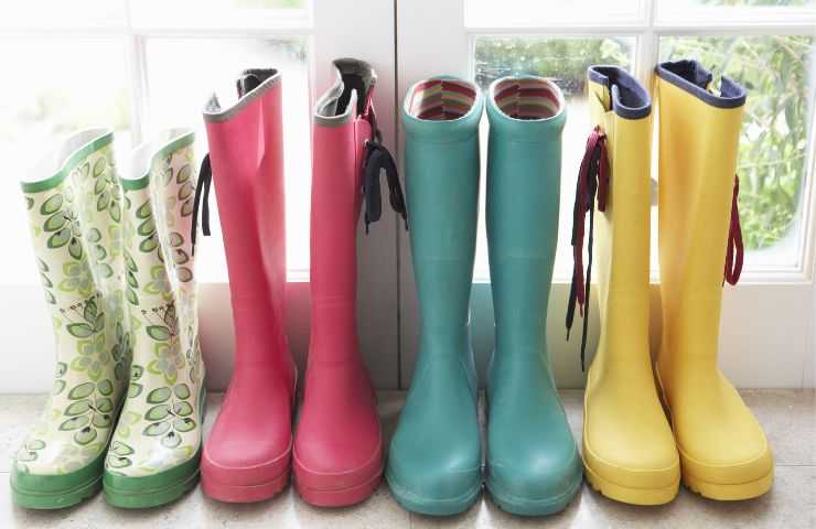 diversi stivali da pioggia su davanzale