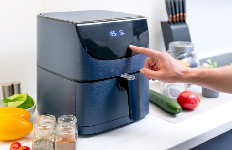 donna che usa friggitrice ad aria