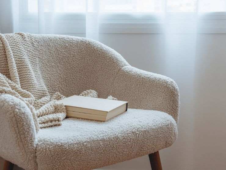 poltrona bianca con libro