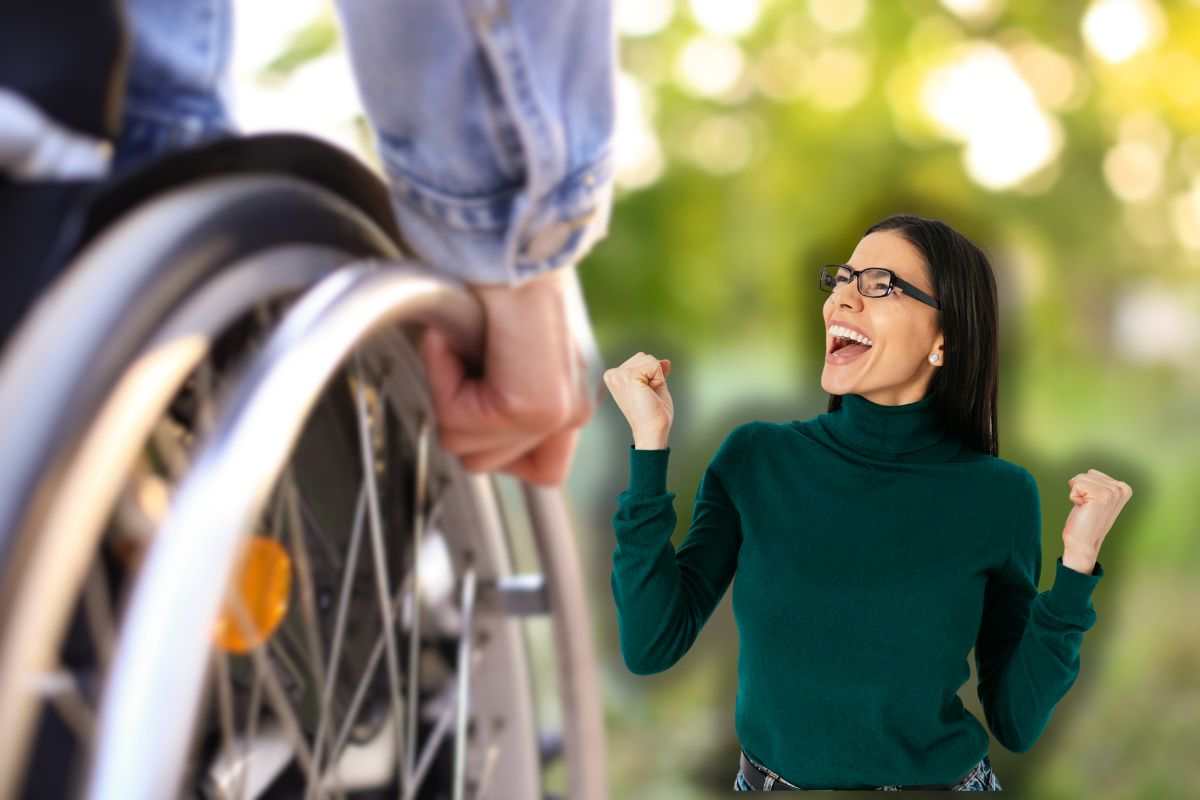 persona disabile su sedia a rotelle e donna che esulta