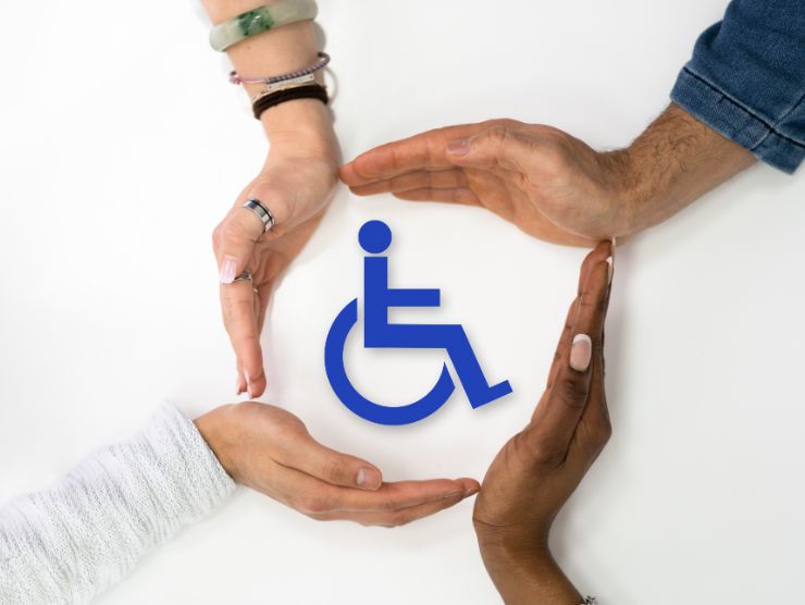 logo persona disabile e mani attorno 