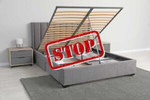 letto contenitore e scritta stop