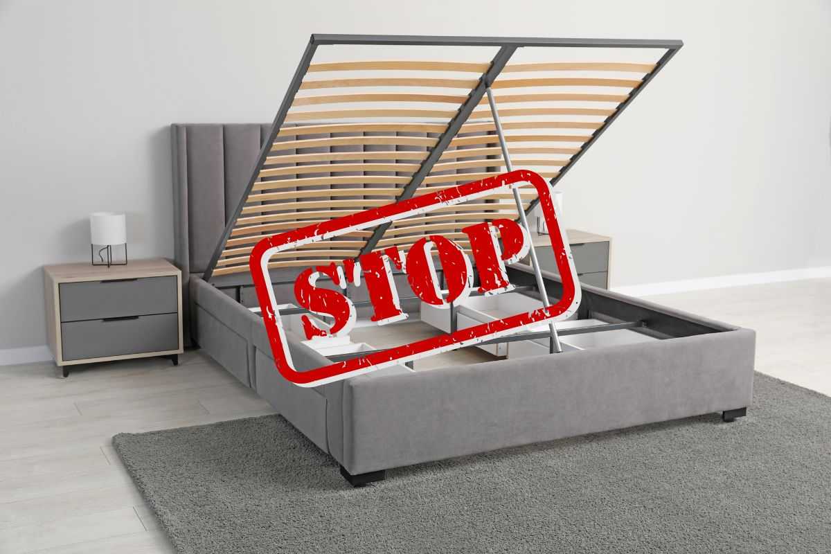 letto contenitore e scritta stop