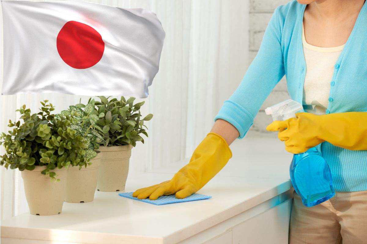 bandiera del giappone e donna che spolvera