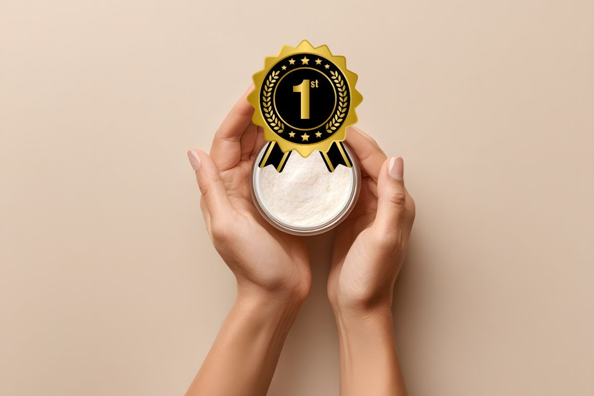 mani di donna che mantengono un barattolo di crema per le mani e coccarda primo posto