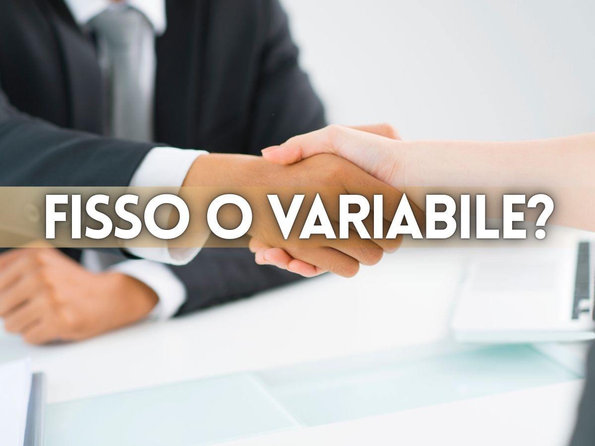 persone si stringono la mano