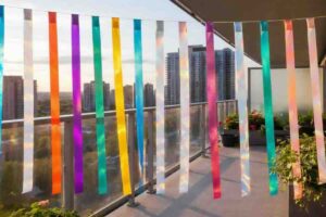 Nastri olografici sul balcone