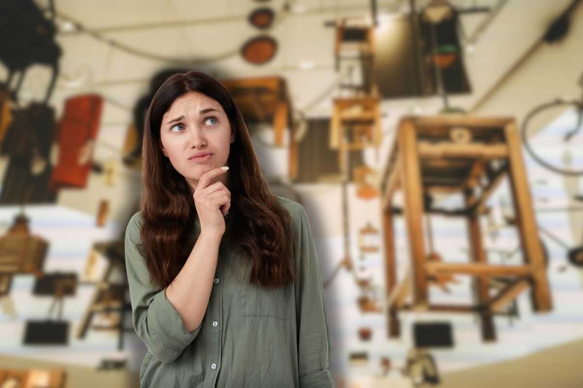 oggetti vintage sullo sfondo e donna che pensa