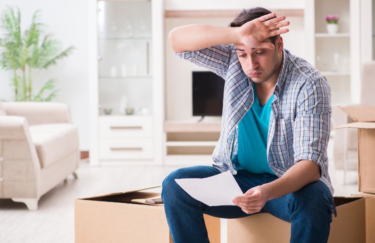 uomo disperato che legge carta