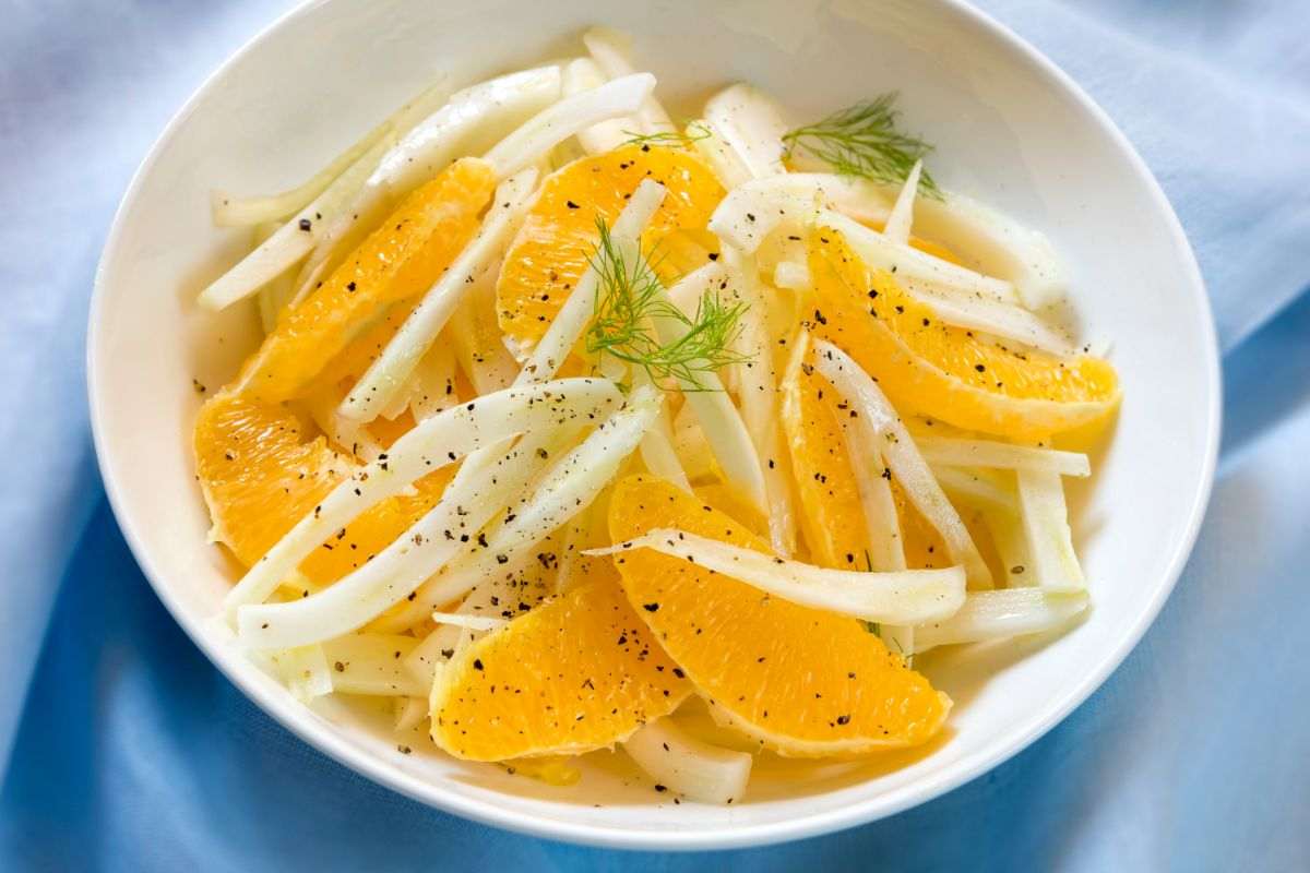 piatto con insalata di finocchi e arance