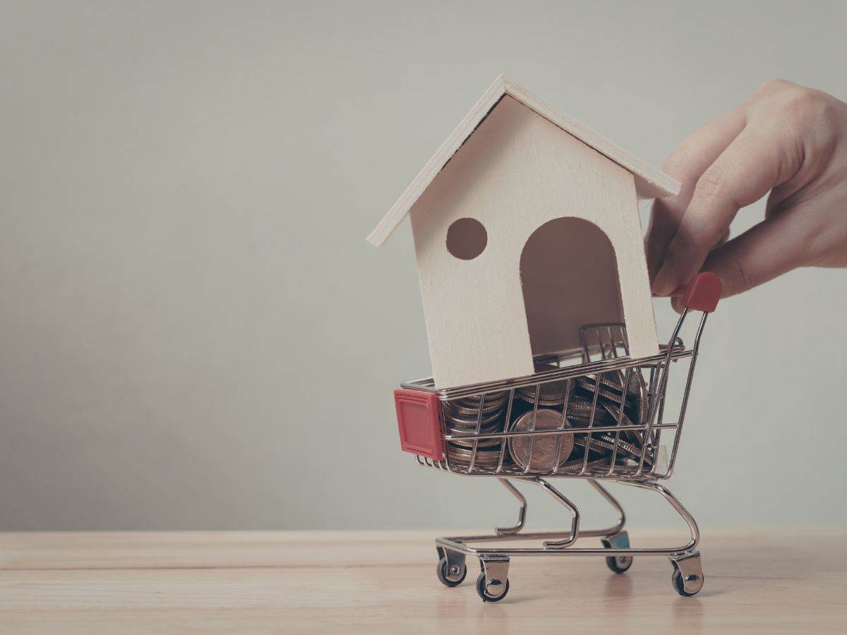 un modellino di casetta in legno dentro un carrello in miniatura