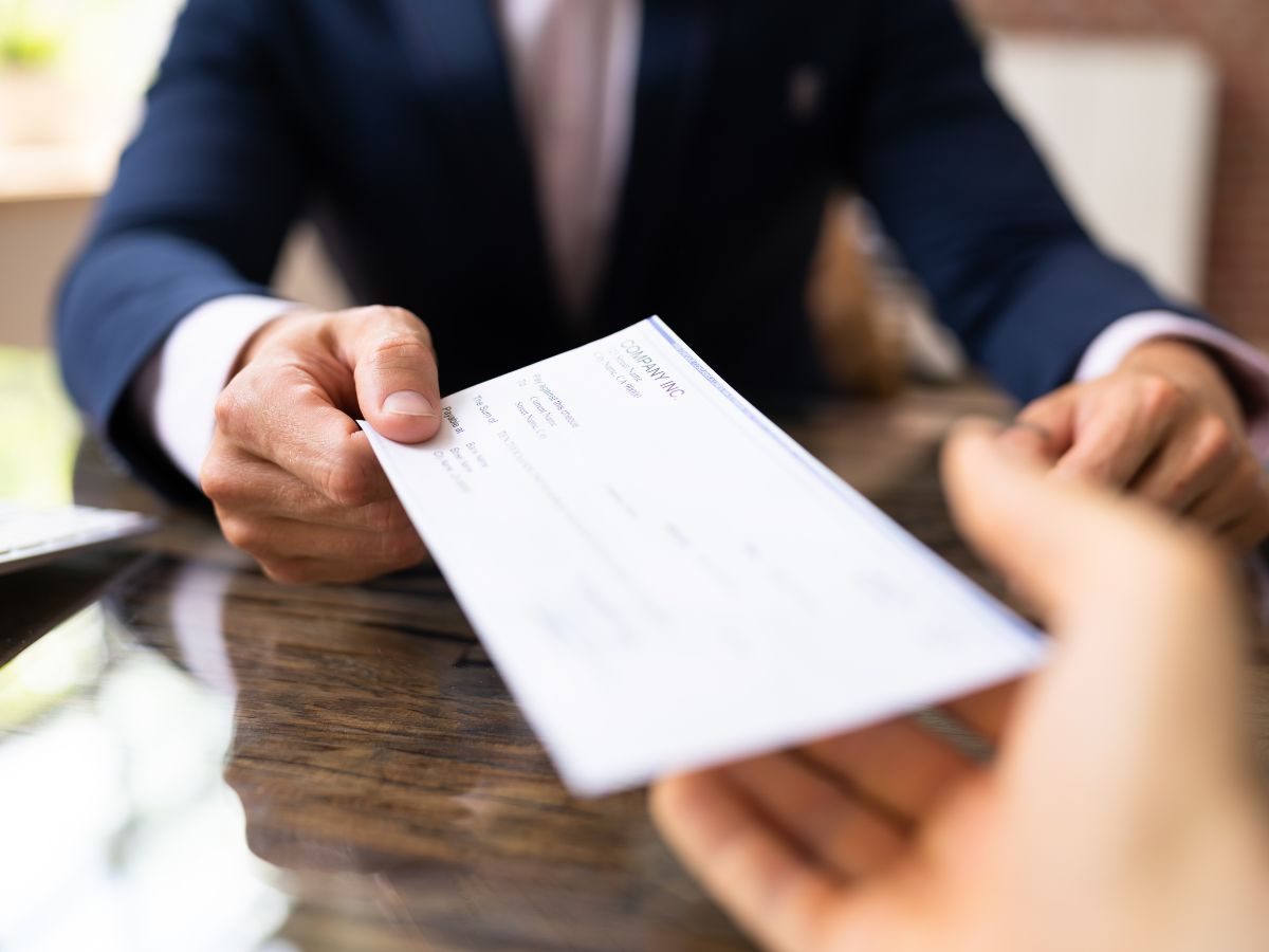 persona porge a un'altra una lettera