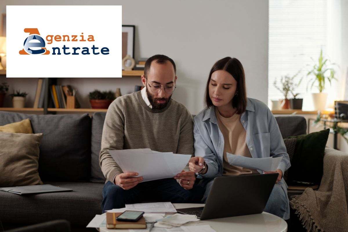 uomo e donna consultano documenti e logo agenzia delle entrate