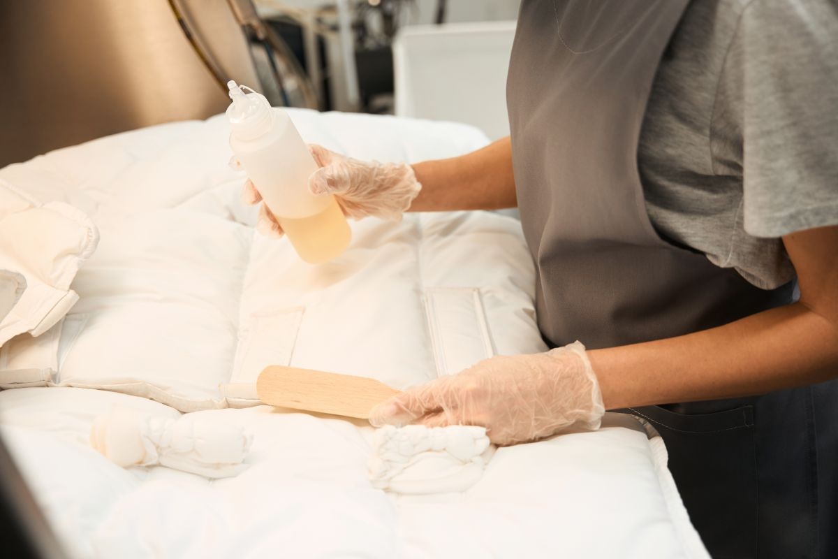 donna che usa prodotto per eliminare le macchie