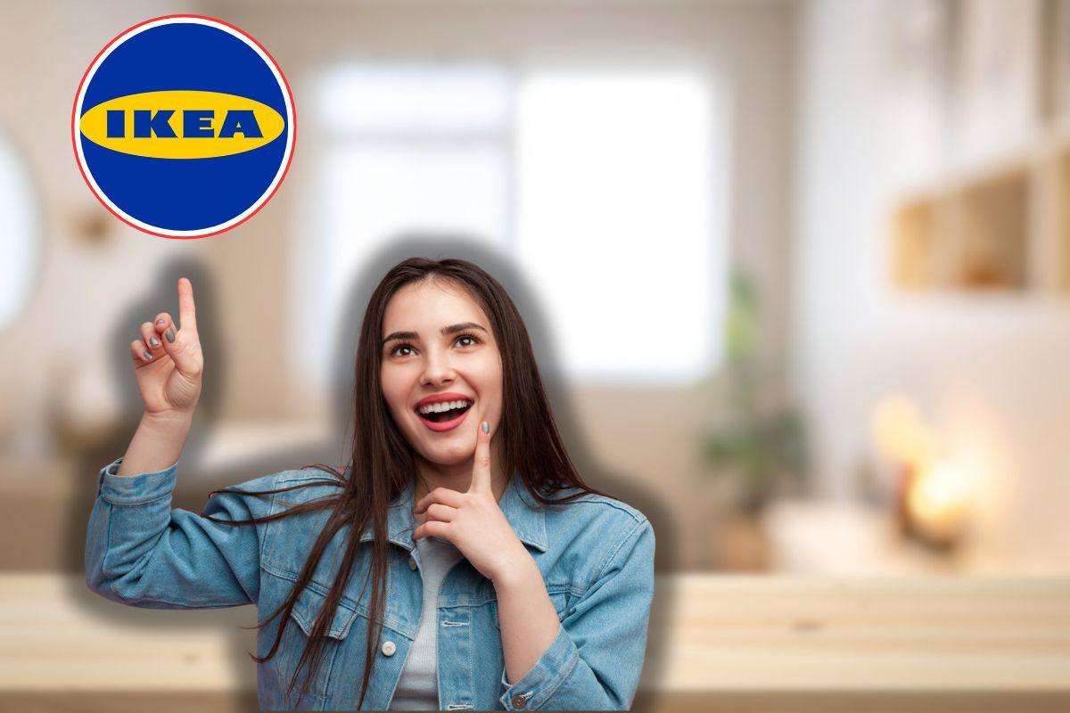 bagno sullo sfondo, donna sorridente che ha un'idea ed indica logo ikea in icona rossa