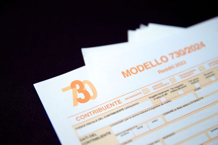 modello 730 su sfondo nero