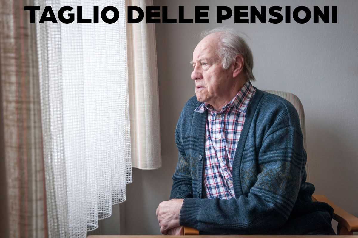 anziano triste e scritta taglio delle pensioni