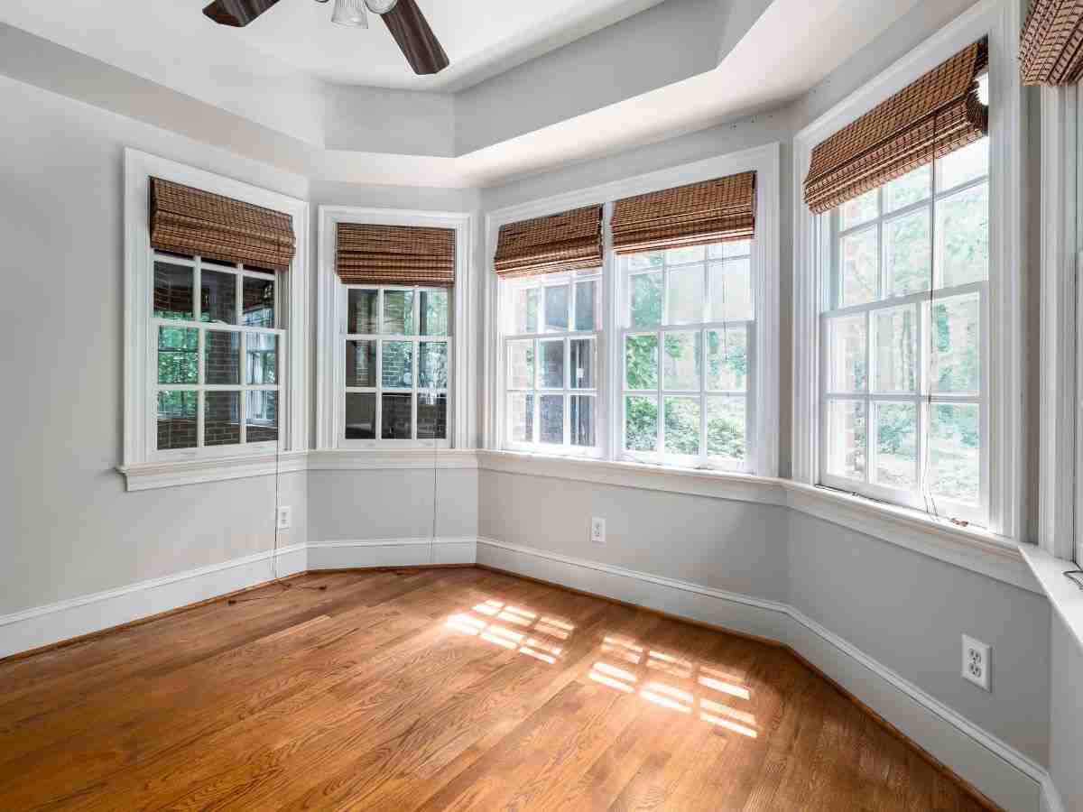 tende a rullo in un salone vuoto