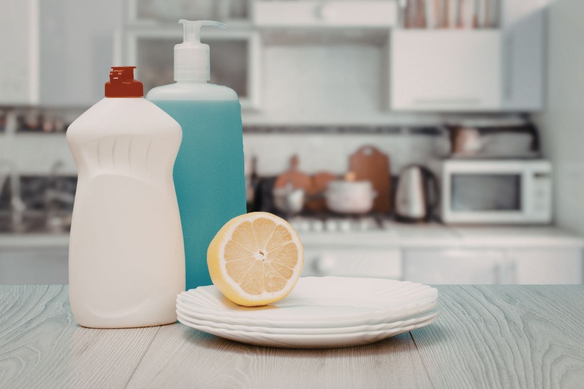 cucina e sapone per piatti con limone