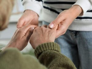 Pensione anticipata a 60 anni per chi assiste un malato: ecco come funzionerà