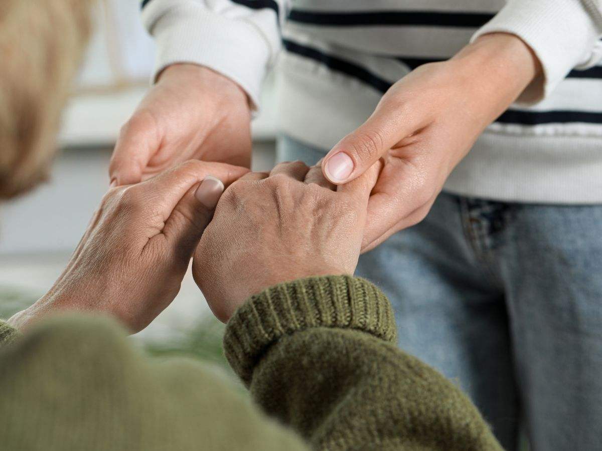 mani di anziana e di giovane