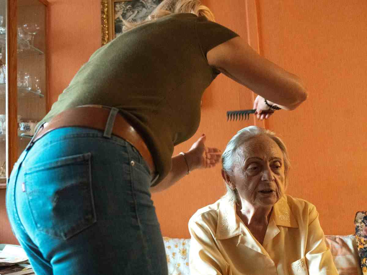 caregiver pettina una donna anziana